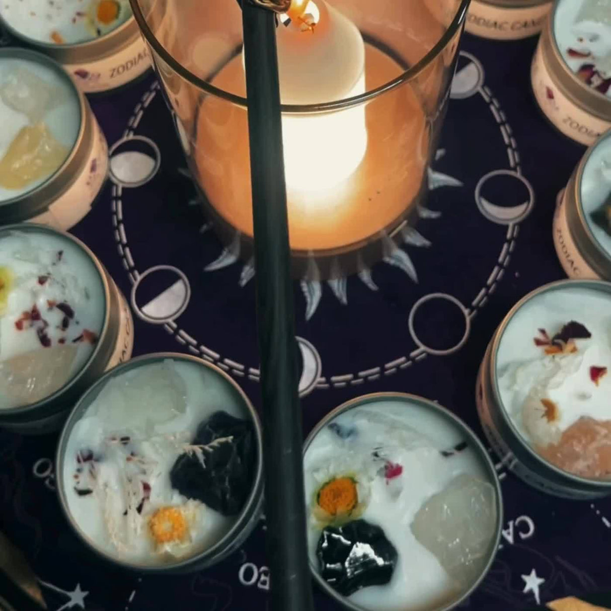 [Cristal Magique] Bougie Parfumée Cristal du Zodiaque - Pierre Constellation et Fleurs Séchées - Aromathérapie, Parfum Carillon à Vent Bleu - Cadeau Idéal pour Yoga et Cérémonie, Créateur d'Atmosphère, Décoration de Fête - Festival, Noël, Halloween