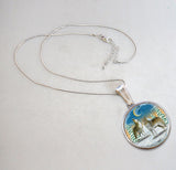 Collar con colgante redondo de nácar plateado con diseño de lobos aullando - 44040