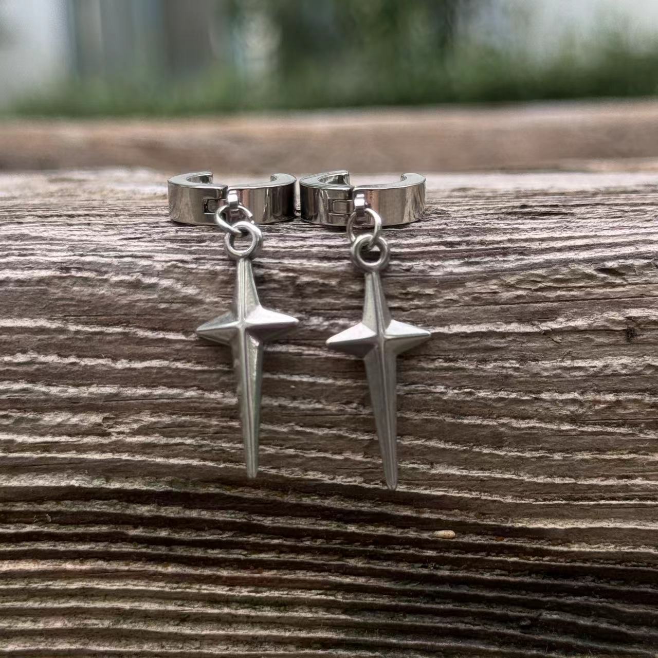 Pendientes de aro de acero inoxidable con estrella de 4 puntas