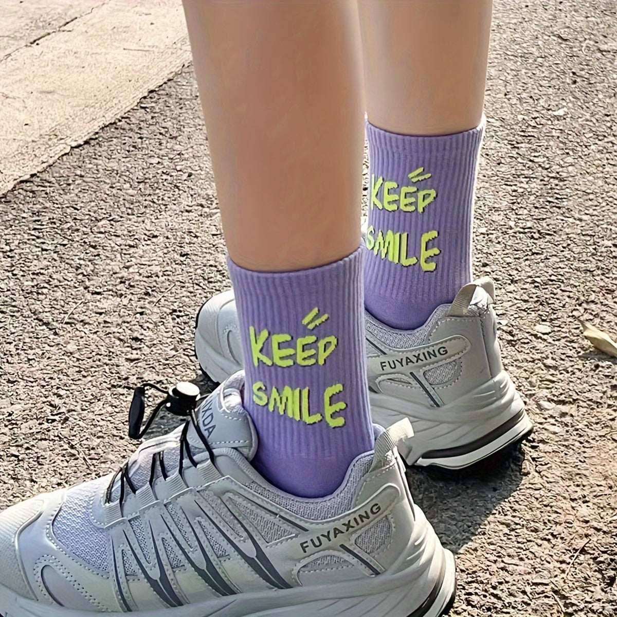 4 pares de calcetines con letras estampadas de moda - Medias deportivas de media pantorrilla para mujer - Diseños suaves, transpirables y modernos para uso diario
