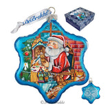 Adorno de vidrio con copos de nieve de Nativity Workshop de G. DeBrekht - Decoración navideña de Papá Noel y muñeco de nieve - 754-003