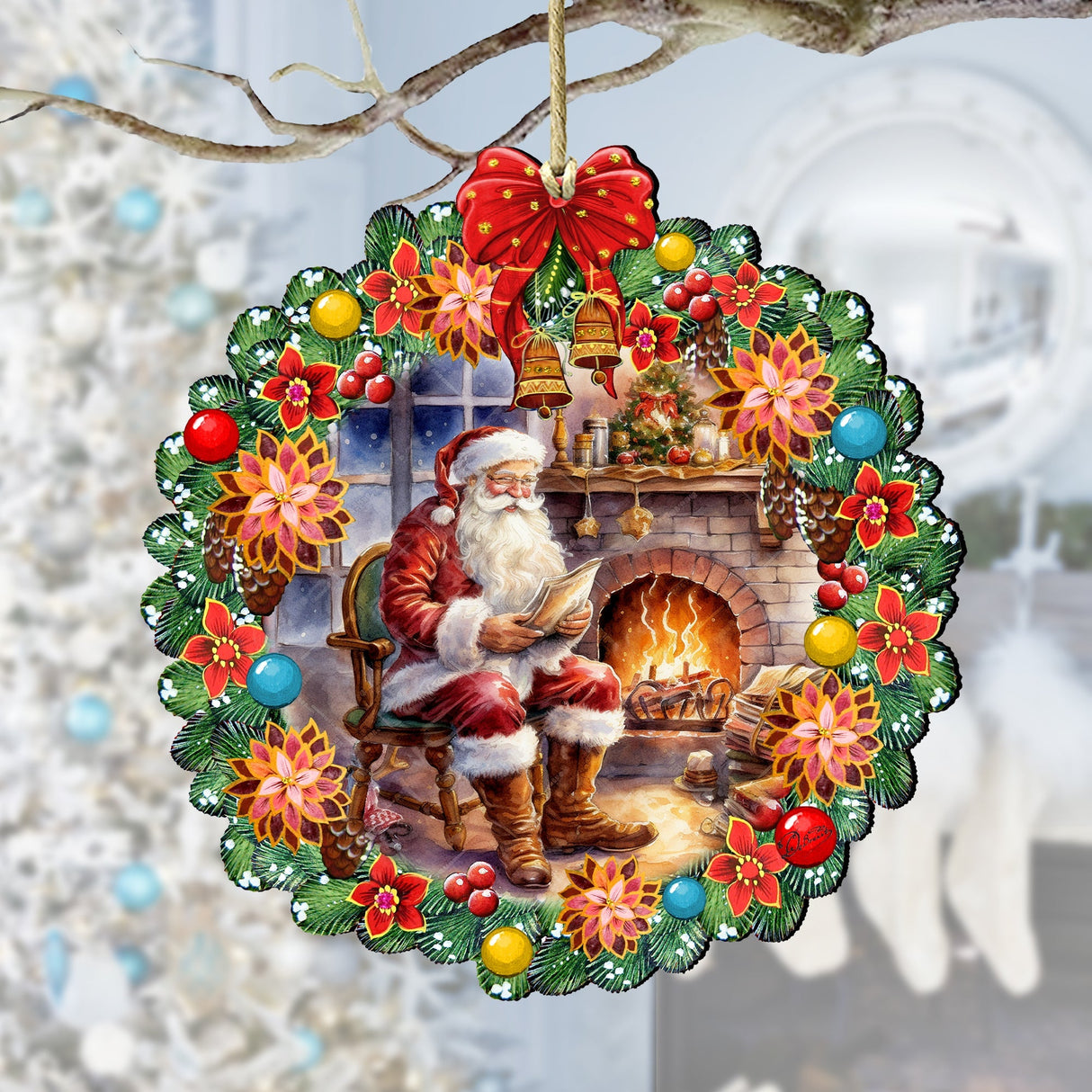 Adornos de madera con forma de corona de Papá Noel junto a la chimenea de G. Debrekht - Decoración navideña con muñeco de nieve de Papá Noel - 8611089-2