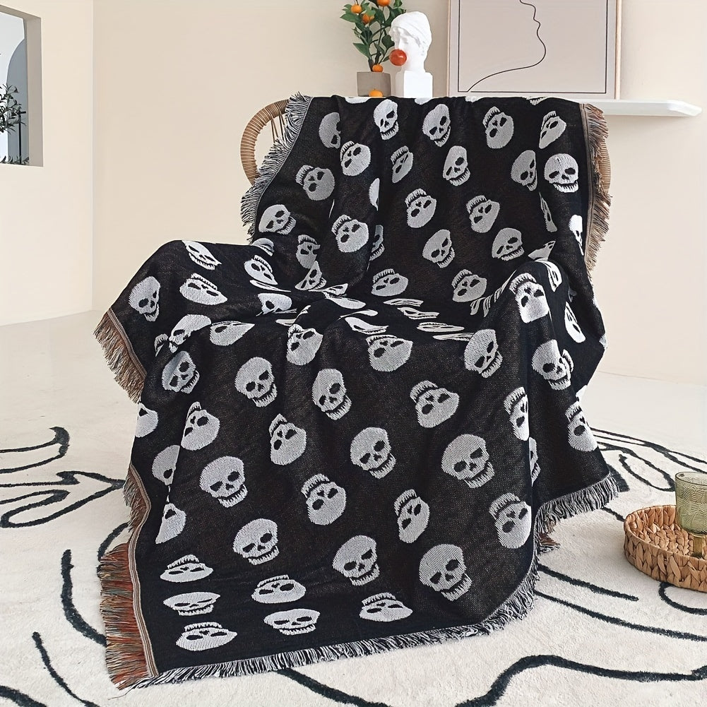 Couverture bohème tricotée à pompons avec tête de mort blanche imprimée pour Halloween, idéale pour le camping et les pique-niques décontractés