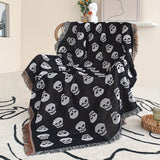 Couverture bohème tricotée à pompons avec tête de mort blanche imprimée pour Halloween, idéale pour le camping et les pique-niques décontractés