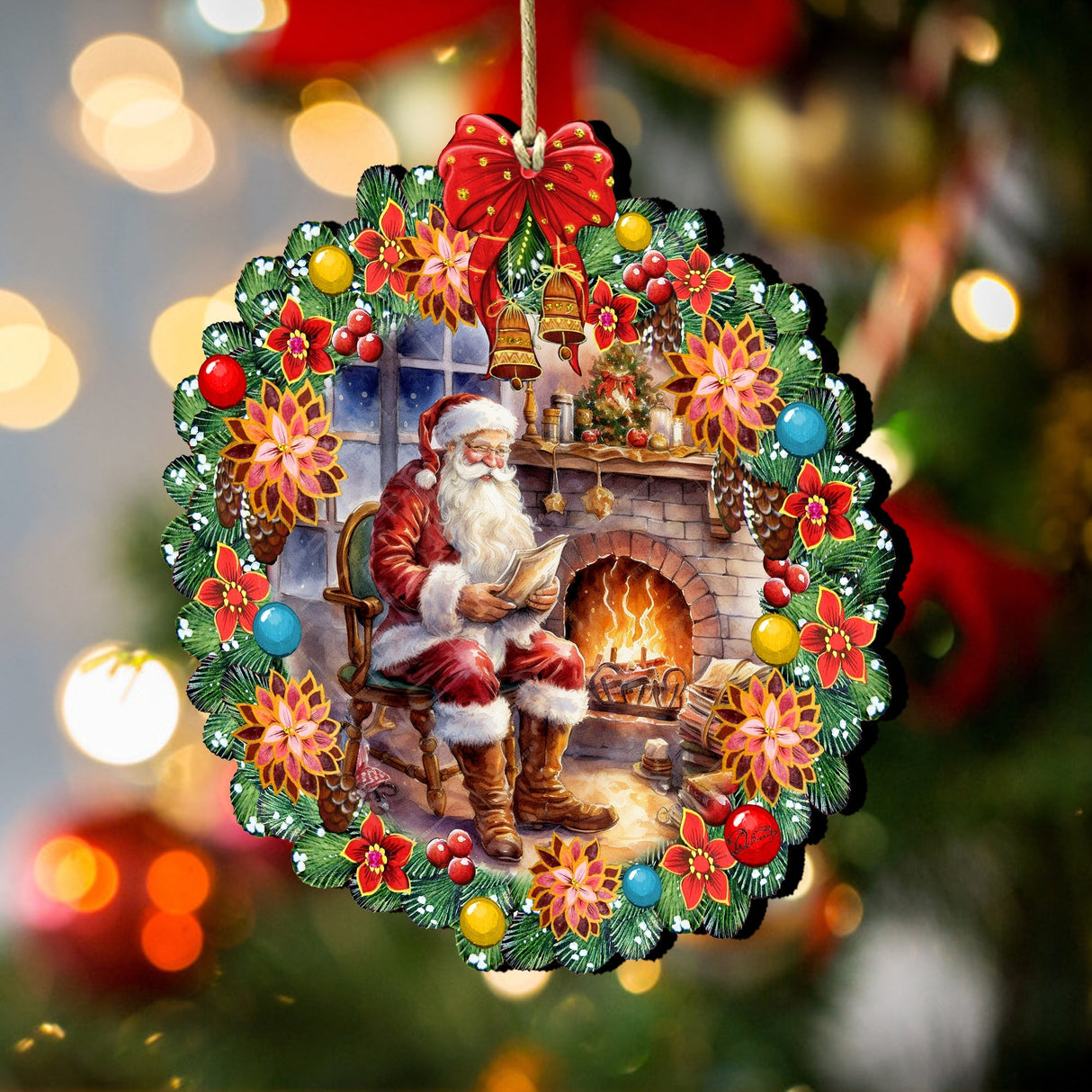 Adornos de madera con forma de corona de Papá Noel junto a la chimenea de G. Debrekht - Decoración navideña con muñeco de nieve de Papá Noel - 8611089-2