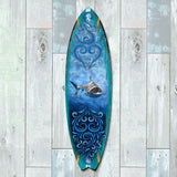 Arte costero para puerta con tabla de surf de tiburón de G. DeBrekht - Decoración costera con vida marina - 8490104HS