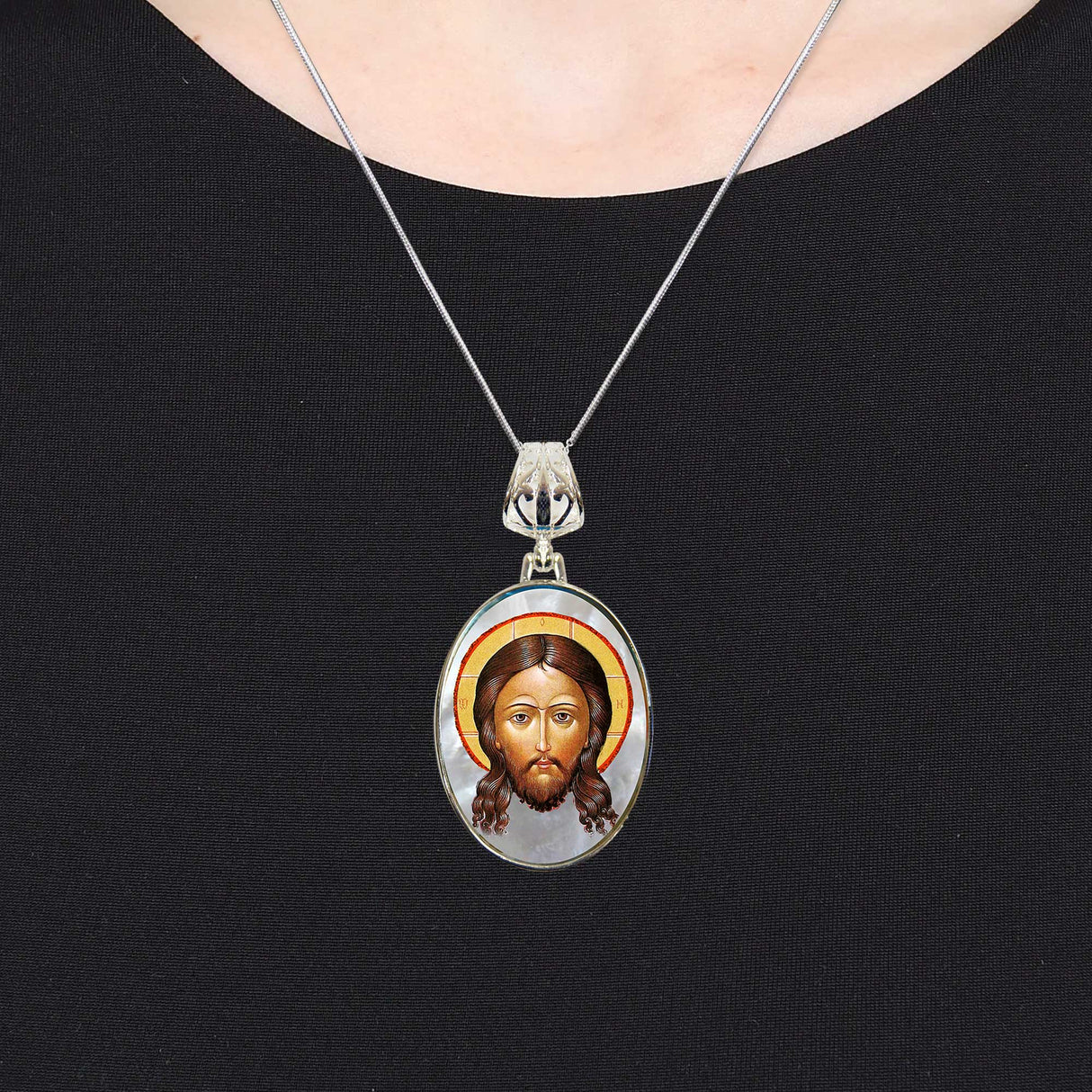 Collar de nácar bañado en plata con el Icono del Santo Rostro - 43018