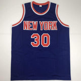Camiseta de baloncesto azul de Nueva York autografiada/firmada por Bernard King Beckett BAS COA