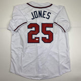Camiseta de béisbol blanca de Atlanta autografiada/firmada por Andruw Jones (JSA COA)