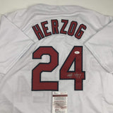 Camiseta de béisbol blanca de St. Louis autografiada y firmada por Whitey Herzog (JSA COA)