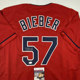 Camiseta de béisbol roja de Cleveland de Shane Bieber autografiada/firmada JSA COA