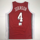 Camiseta de baloncesto universitaria roja de la UNLV autografiada/firmada por Larry Johnson. PSA/CÓDIGO DE ADN.