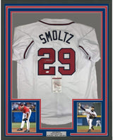 Camiseta de béisbol blanca de Atlanta, enmarcada, autografiada y firmada por John Smoltz, 35 x 39, JSA COA