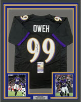 Camiseta de fútbol americano Baltimore Black de 35 x 39, enmarcada, autografiada y firmada por Odafe Oweh (JSA COA)