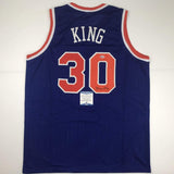 Camiseta de baloncesto azul de Nueva York autografiada/firmada por Bernard King Beckett BAS COA