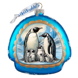 Amor en el hielo - Adorno de vidrio arcoíris con la familia de pingüinos de G. Debrekht - Decoración navideña con temática de vida silvestre - 756-019