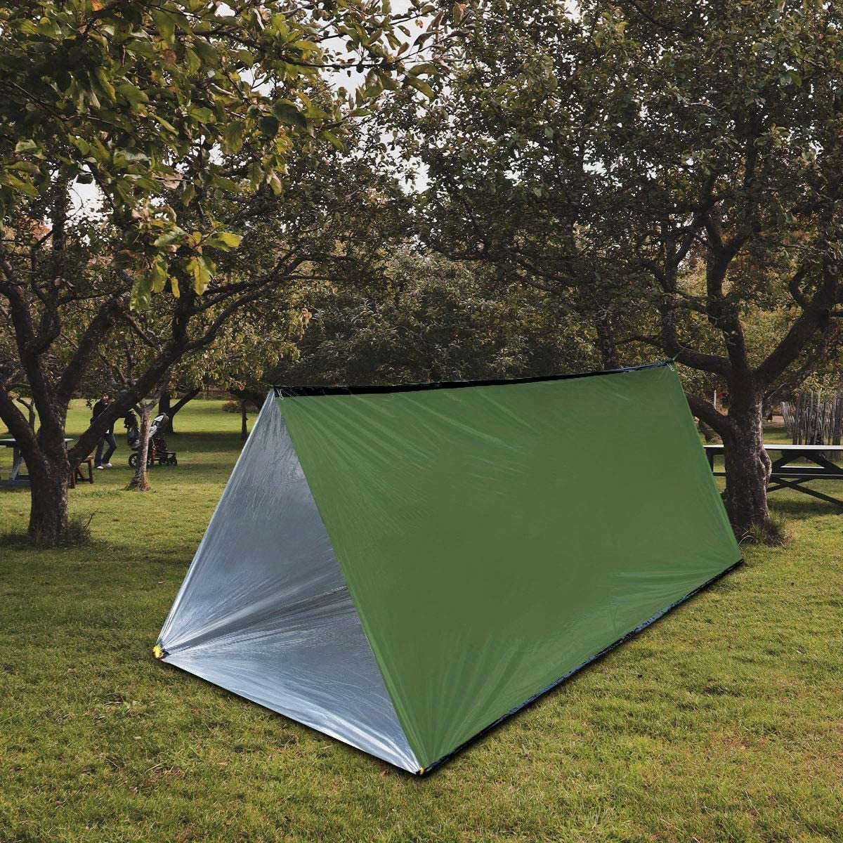 Tente d'abri d'urgence pour 2 personnes avec couverture isolante en polyéthylène : durable, coupe-vent et imperméable pour le camping et la préparation aux crises