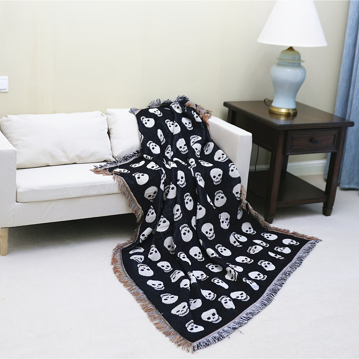 1 couverture bohème tricotée à pompons avec imprimé tête de mort blanche pour Halloween, idéale pour les loisirs, les pique-niques et le camping en plein air