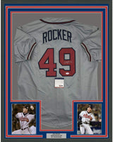 Camiseta de béisbol enmarcada, autografiada y firmada por John Rocker, 35 x 39, color gris Atlanta. Certificado de autenticidad de PSA y ADN.