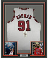 Camiseta de baloncesto blanca de Chicago de 35 x 39 de Dennis Rodman, enmarcada y firmada por JSA COA