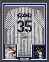 Camiseta de béisbol de rayas de Nueva York de 35 x 39, enmarcada, autografiada y firmada por Mike Mussina (JSA COA)