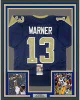Camiseta de fútbol azul oscuro de San Luis, enmarcada, autografiada y firmada por Kurt Warner, 35 x 39, JSA COA