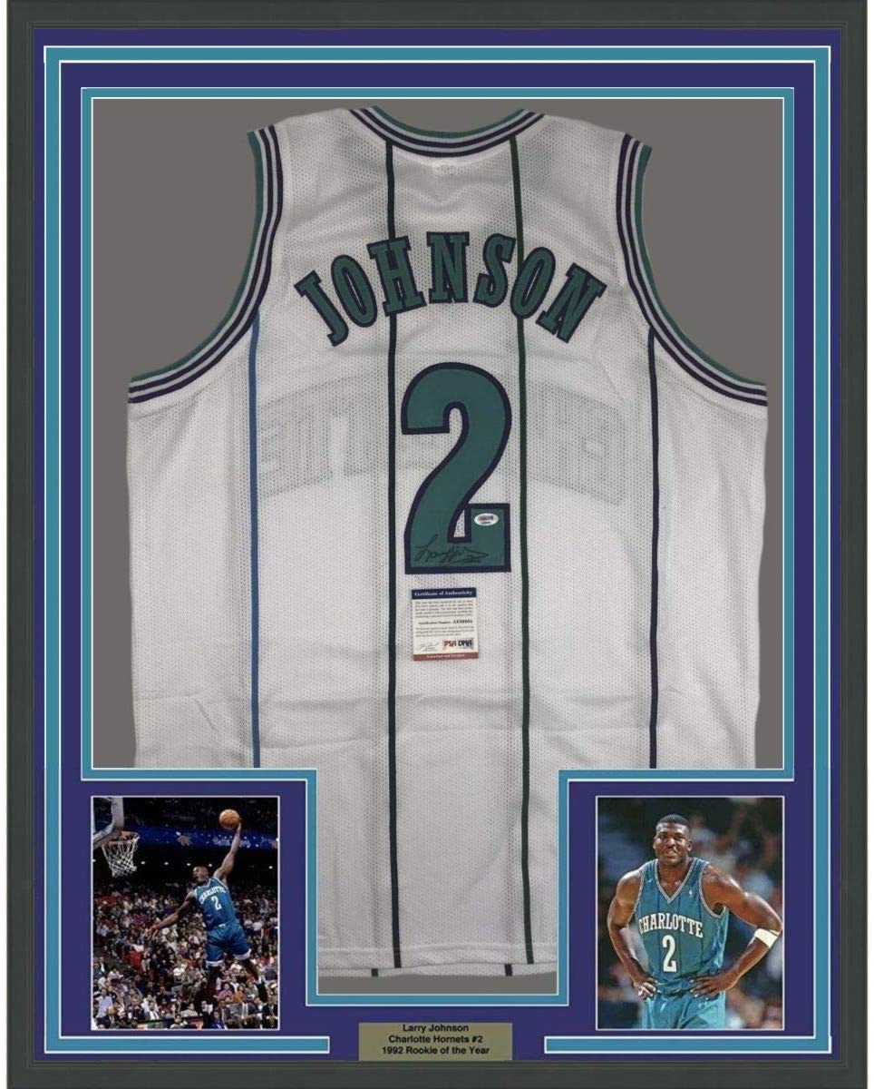 Camiseta de baloncesto Charlotte White de 35 x 39, enmarcada, autografiada y firmada por Larry Johnson. Certificado de autenticidad de PSA y ADN.