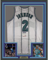 Camiseta de baloncesto Charlotte White de 35 x 39, enmarcada, autografiada y firmada por Larry Johnson. Certificado de autenticidad de PSA y ADN.