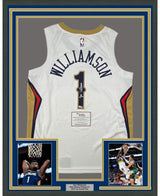 Camiseta de baloncesto Nike Swingman blanca de los New Orleans Pelicans, enmarcada, autografiada y firmada por Zion Williamson, 35 x 39, Fanatics COA