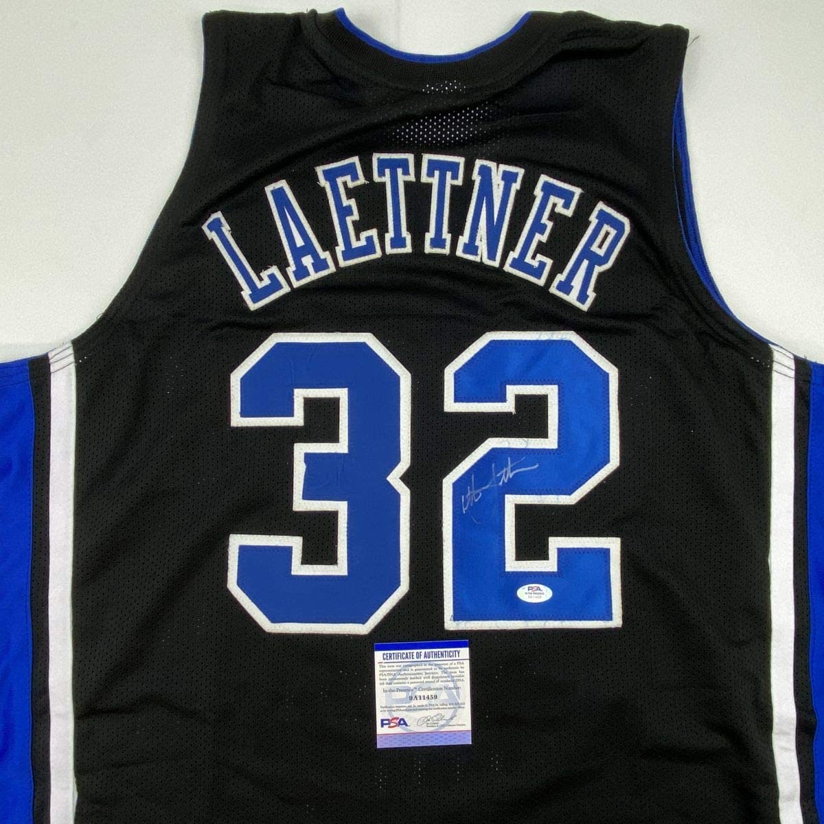 Camiseta de baloncesto universitaria negra Duke The Shot de Christian Laettner autografiada y firmada. PSA/CÓDIGO DE ADN.