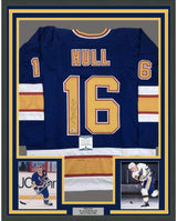 Camiseta de hockey azul de St. Louis de 35 x 39, enmarcada, autografiada y firmada por Brett Hull. Beckett BAS COA.