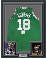 Camiseta de baloncesto enmarcada, autografiada y firmada por Dave Cowens, 35 x 39, color verde Boston. Certificado de autenticidad de PSA y ADN.