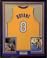 Camiseta de baloncesto amarilla de Los Ángeles LA, enmarcada, autografiada y firmada por Kobe Bryant, 35 x 39, PSA/CÓDIGO DE AUTÉNTICO/ADN