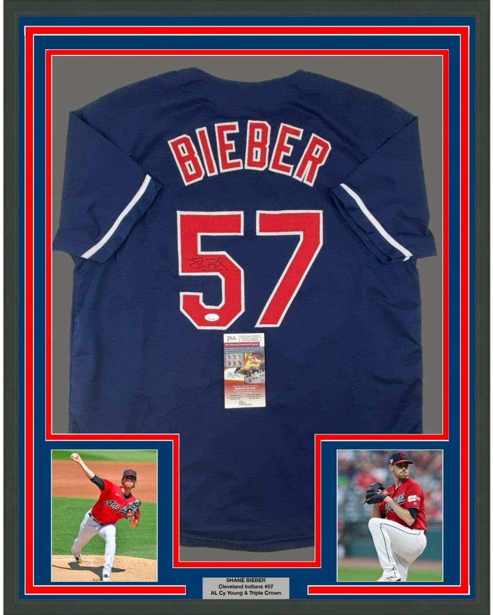 Camiseta de béisbol azul de Cleveland de 35 x 39 de Shane Bieber, enmarcada, autografiada y firmada (JSA COA)