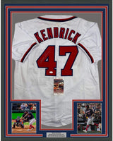 Camiseta de béisbol blanca de Washington de 35 x 39 de Howie Kendrick, enmarcada y autografiada, JSA COA