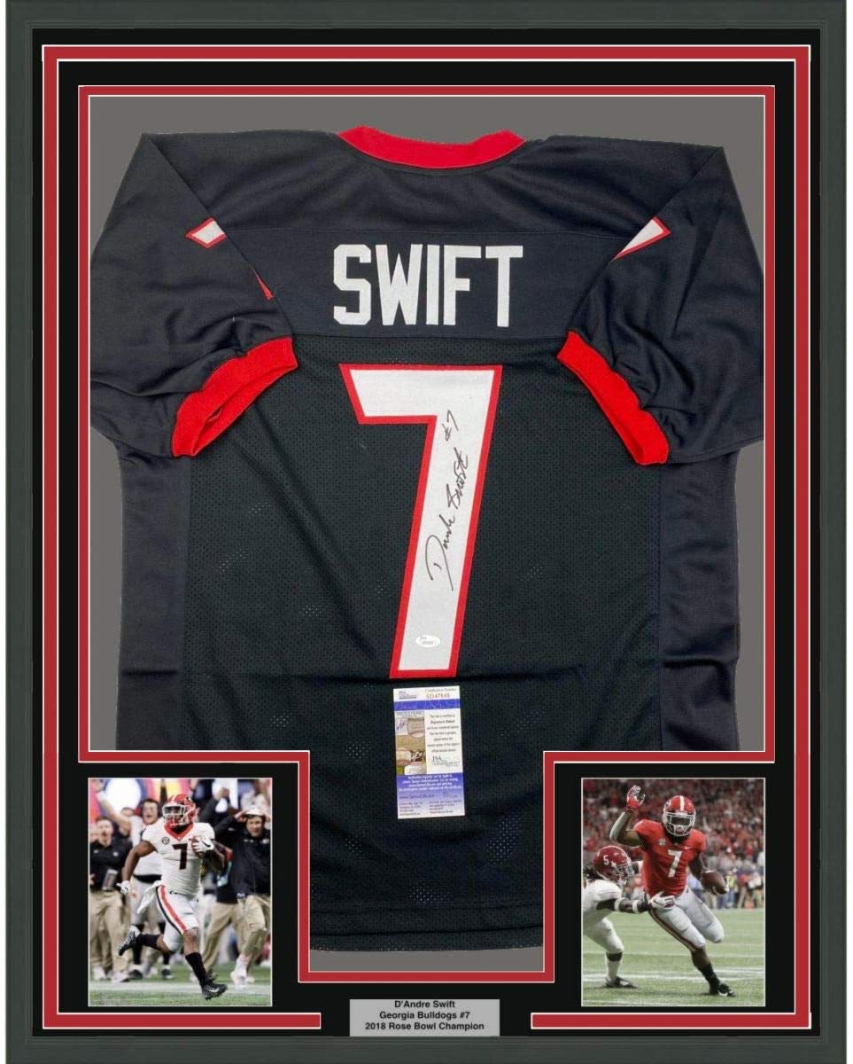 Camiseta de fútbol americano universitario de Georgia, negra, enmarcada, autografiada y firmada por D'Andre Swift, 35 x 39, JSA COA