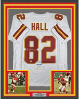 Camiseta de fútbol americano blanca de Kansas City, enmarcada, autografiada y firmada por Dante Hall, 35 x 39, con certificado de autenticidad de PSA y ADN.