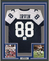 Camiseta de fútbol azul enmarcada y autografiada de Michael Irvin, 35 x 39, del Día de Acción de Gracias de Dallas, Beckett BAS COA