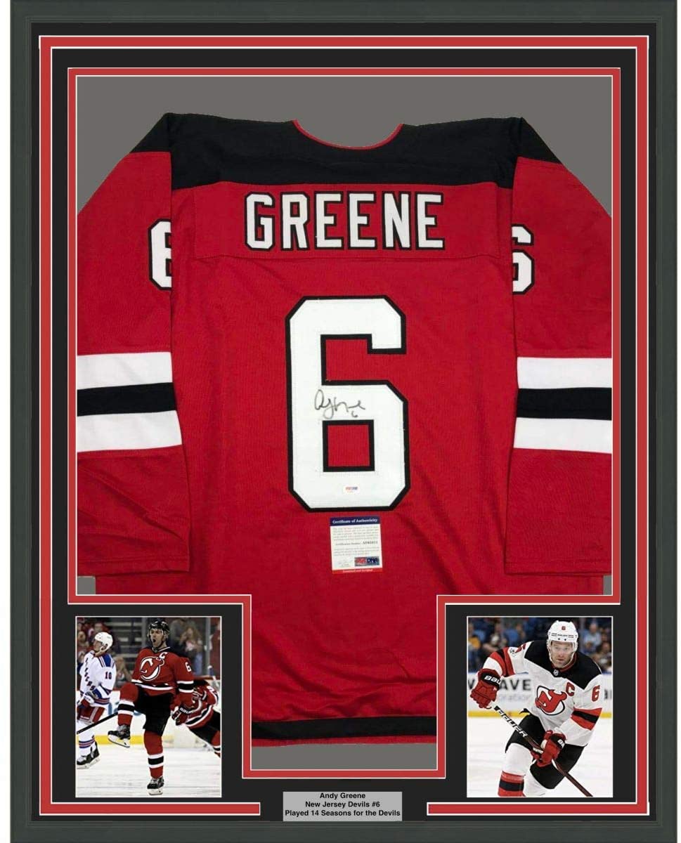 Camiseta de hockey roja de Nueva Jersey, enmarcada, autografiada y firmada por Andy Greene, 35 x 39, PSA/CÓDIGO DE AUTÉNTICO DE ADN