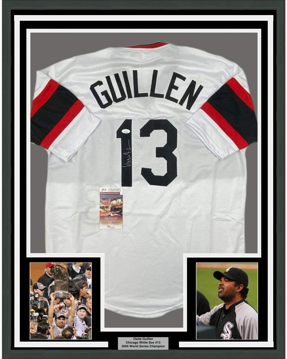 Camiseta de béisbol retro blanca de Chicago de 35 x 39, enmarcada, autografiada y firmada por Ozzie Guillén (JSA COA)
