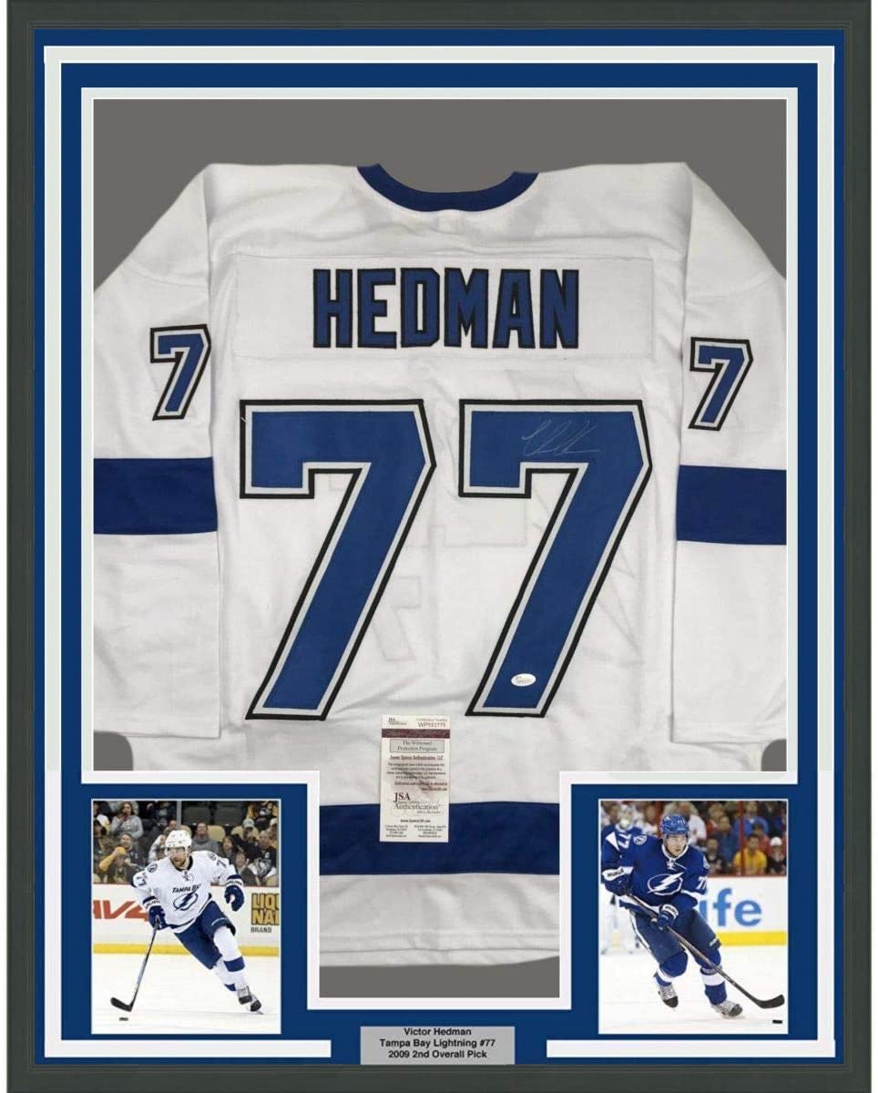 Camiseta de hockey blanca de Tampa Bay, enmarcada, autografiada y firmada por Victor Hedman, 35 x 39, JSA COA