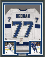 Camiseta de hockey blanca de Tampa Bay, enmarcada, autografiada y firmada por Victor Hedman, 35 x 39, JSA COA