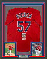 Camiseta de béisbol enmarcada, autografiada y firmada por Shane Bieber, 35 x 39, color rojo Cleveland, JSA COA