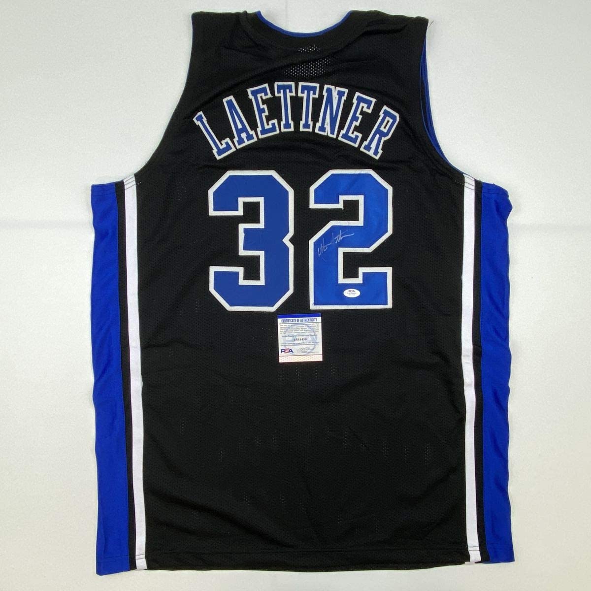 Camiseta de baloncesto universitaria negra Duke The Shot de Christian Laettner autografiada y firmada. PSA/CÓDIGO DE ADN.