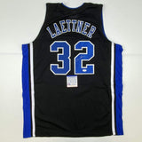 Camiseta de baloncesto universitaria negra Duke The Shot de Christian Laettner autografiada y firmada. PSA/CÓDIGO DE ADN.