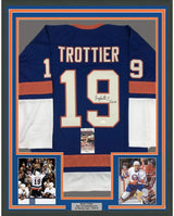 Camiseta de hockey azul de Nueva York, enmarcada, autografiada y firmada por Bryan Trottier, HOF 97, 35 x 39, JSA COA