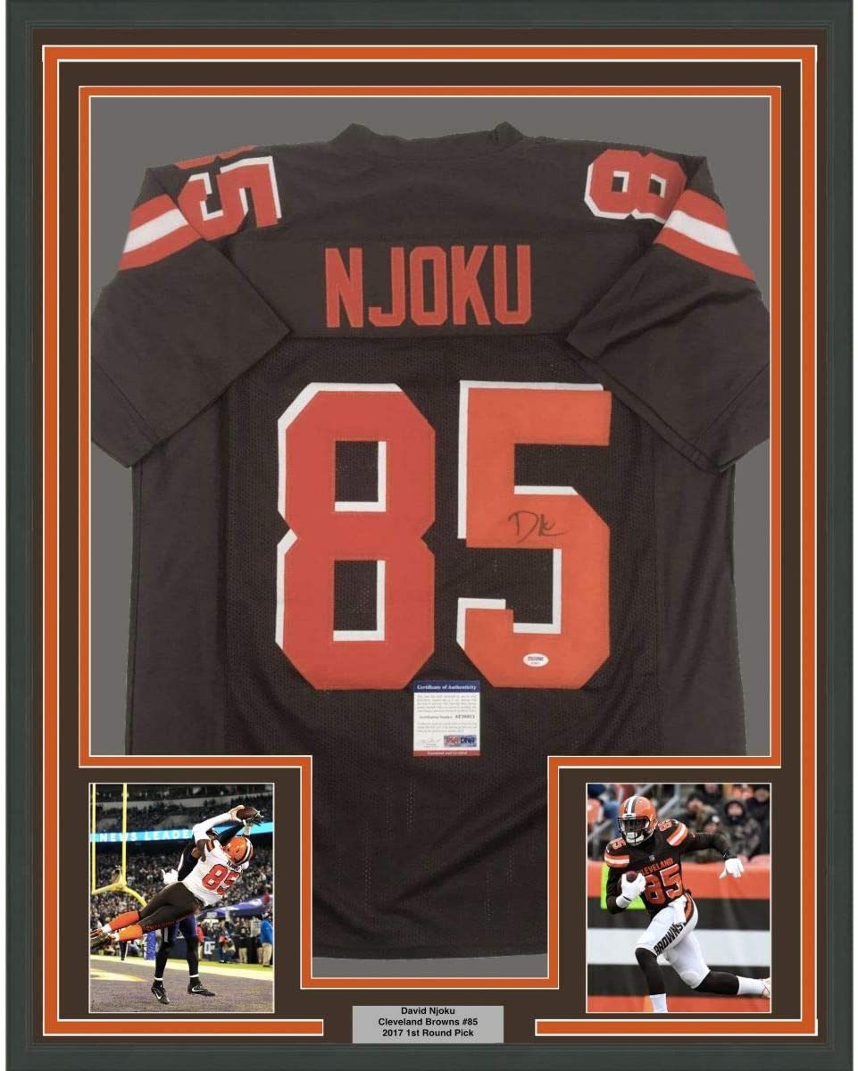 Camiseta de fútbol americano de Cleveland, enmarcada, autografiada y firmada por David Njoku, 35 x 39, color marrón, con certificado de autenticidad de PSA y ADN.