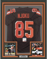 Camiseta de fútbol americano de Cleveland, enmarcada, autografiada y firmada por David Njoku, 35 x 39, color marrón, con certificado de autenticidad de PSA y ADN.