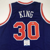 Camiseta de baloncesto azul de Nueva York autografiada/firmada por Bernard King Beckett BAS COA
