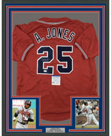Camiseta de béisbol enmarcada, autografiada y firmada por Andruw Jones, 35 x 39, color rojo Atlanta, con certificado de autenticidad de PSA y ADN.